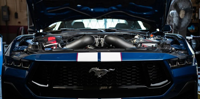 Intake Corsa de Fibra de Carbono para Mustang GT 5.0L V8 (2024-2025)