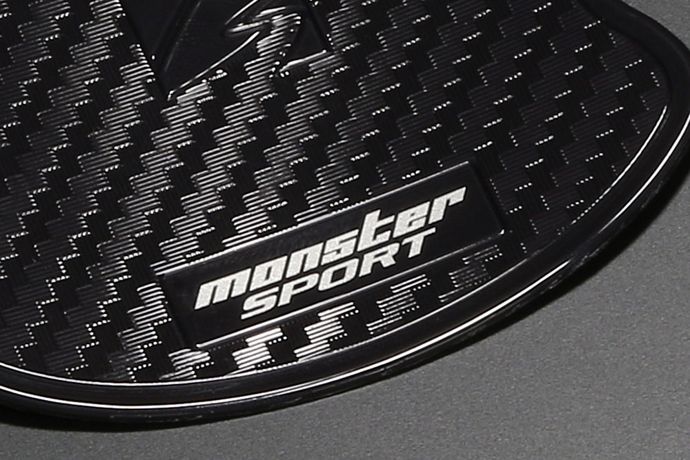 Detalle del acabado tipo carbono y logotipo Monster Sport