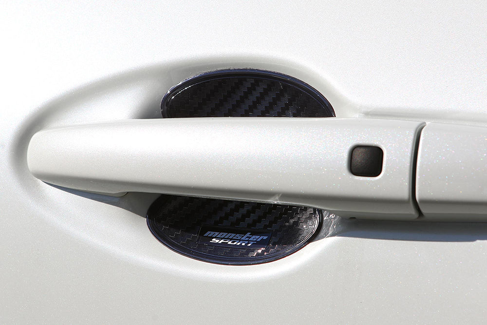 Protector de manija Monster Sport instalado en Suzuki Swift color blanco